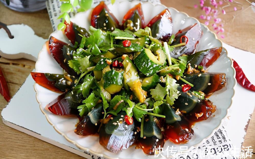 小米辣|皮蛋放锅里一蒸，饭店卖38一盘，在家只需5元钱，营养又解馋