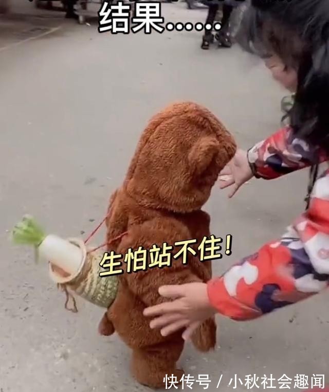 卖菜阿姨|被一根萝卜干翻的人类幼崽太可爱了，卖菜阿姨笑得直不起腰来