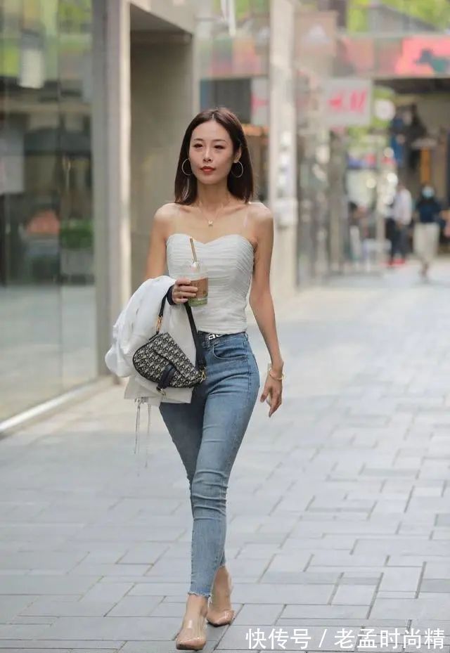 美女 美女露肩背心搭牛仔裤和高跟鞋,以轻松洋溢出青春活力