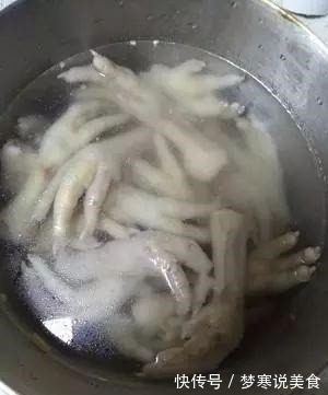 超级好吃的“香辣蒜香凉拌爽脆鸡脚”是怎么做的详细教程在这里!