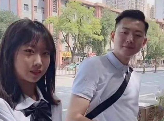 早恋|“最嫩爸爸”接女儿放学惹人眼红，老师怀疑早恋，妈妈无奈亲爹