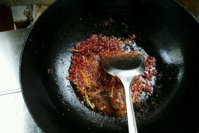 大厨做水煮鱼的秘方,鱼片下锅前,加入这3味腌制,鲜香味美