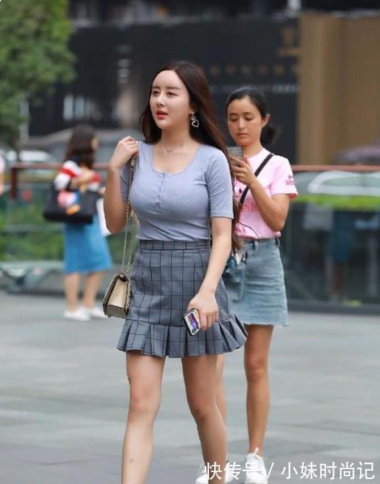 短裙|街拍:微胖美女也有春光,短裙齐备,魅力显露无遗