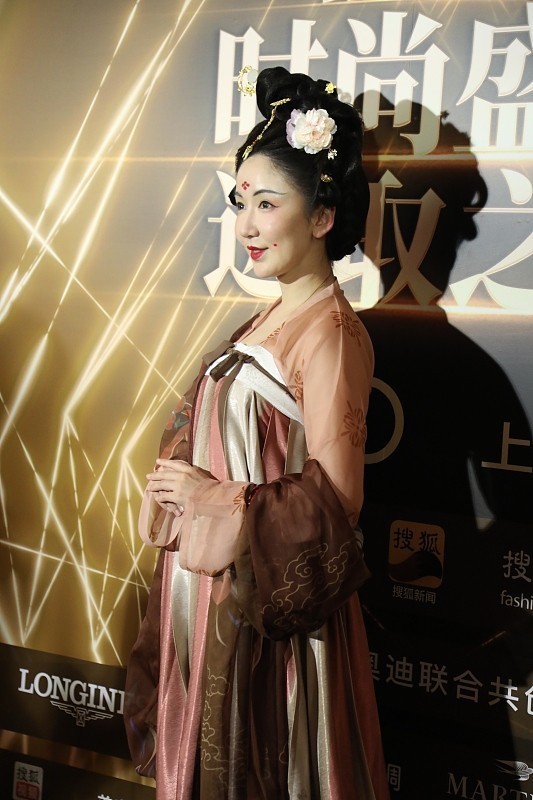 齐胸襦裙@娄艺潇真是“不走寻常路”, 一袭汉服让人领略盛唐之美, 超惊艳