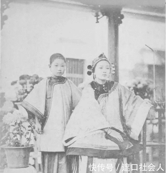 正妻|清末老照片,正妻怂的小妾愁眉锁眼,最后一张李鸿章小妾十分惊艳