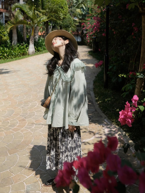 今年碎花裙这样穿，优雅显气质，开启一整个春天的浪漫