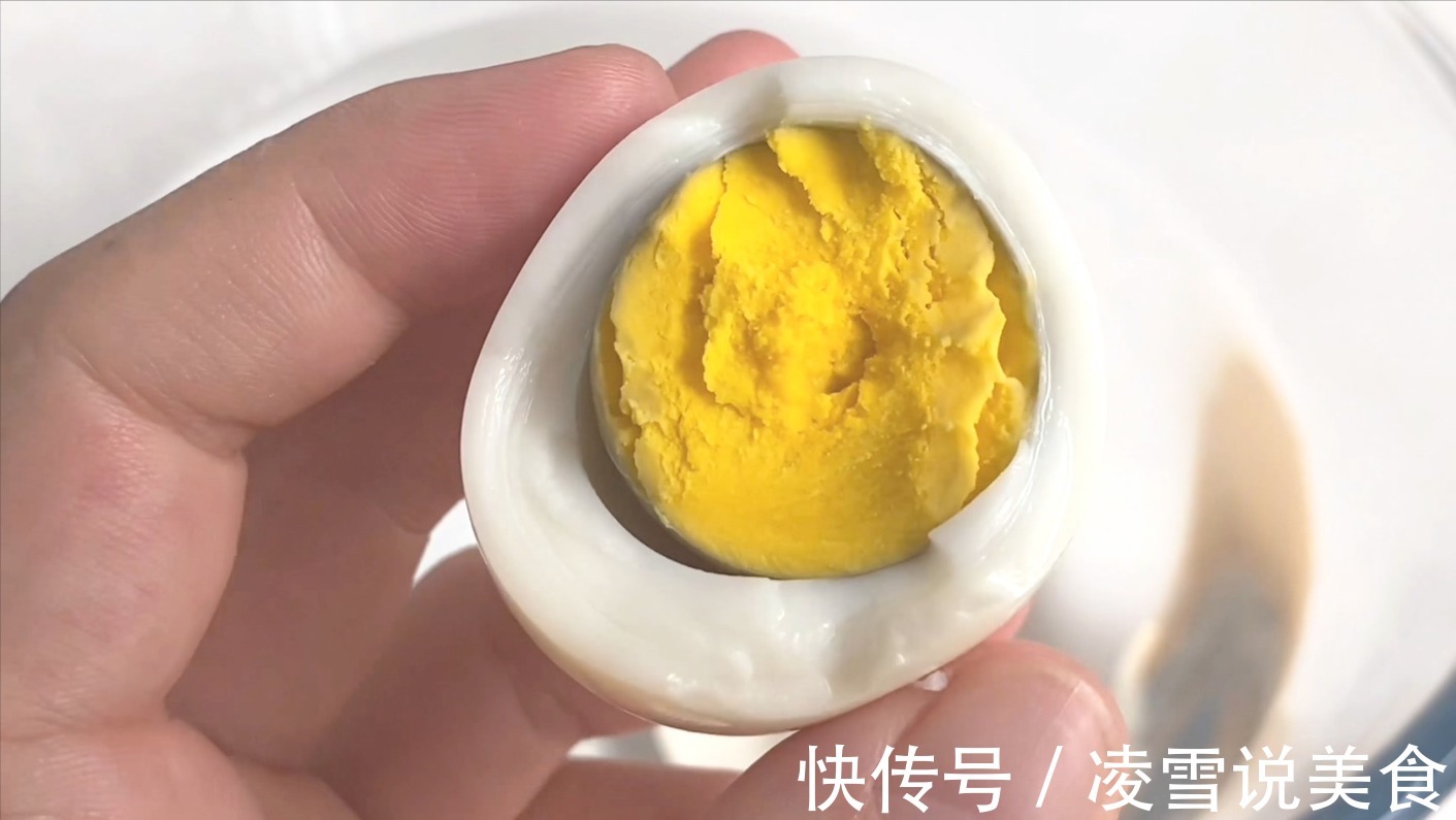鸡蛋别再用水煮了，保姆教你新方法，只需1分钟，鸡蛋鲜嫩不粘壳