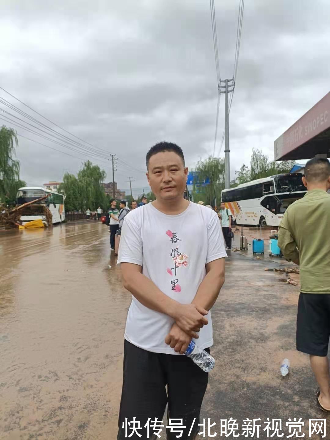 张淑玲|找到了！洪水中救下近70名师生的铲车英雄