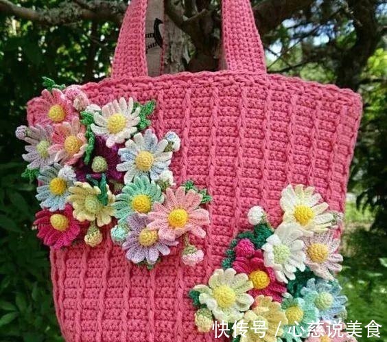 包包$55款超美的钩花包包,只要会钩不同的花,拼缝在一起,就能做出