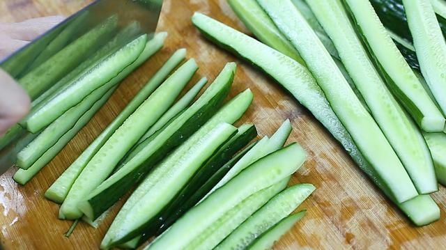 黄瓜新吃法，过年必备下酒小菜，又香又脆超简单，客人吃过都夸赞