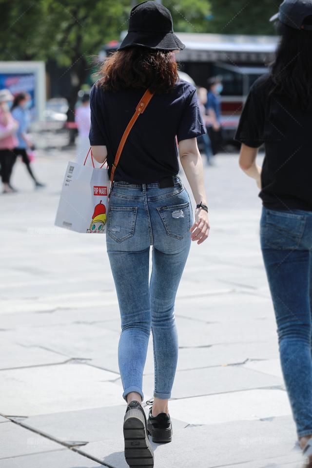女生都偏爱破洞牛仔裤，搭配简约又显身材，轻松穿出美的背影