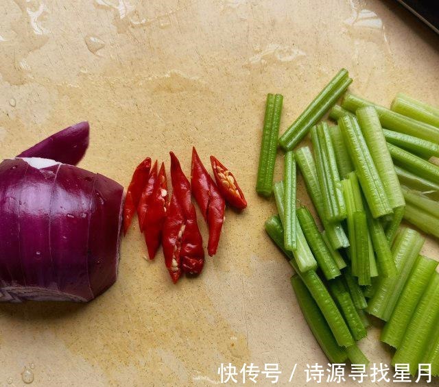 一溪月|芹菜肉丝炒面,油润鲜香,好吃极了!