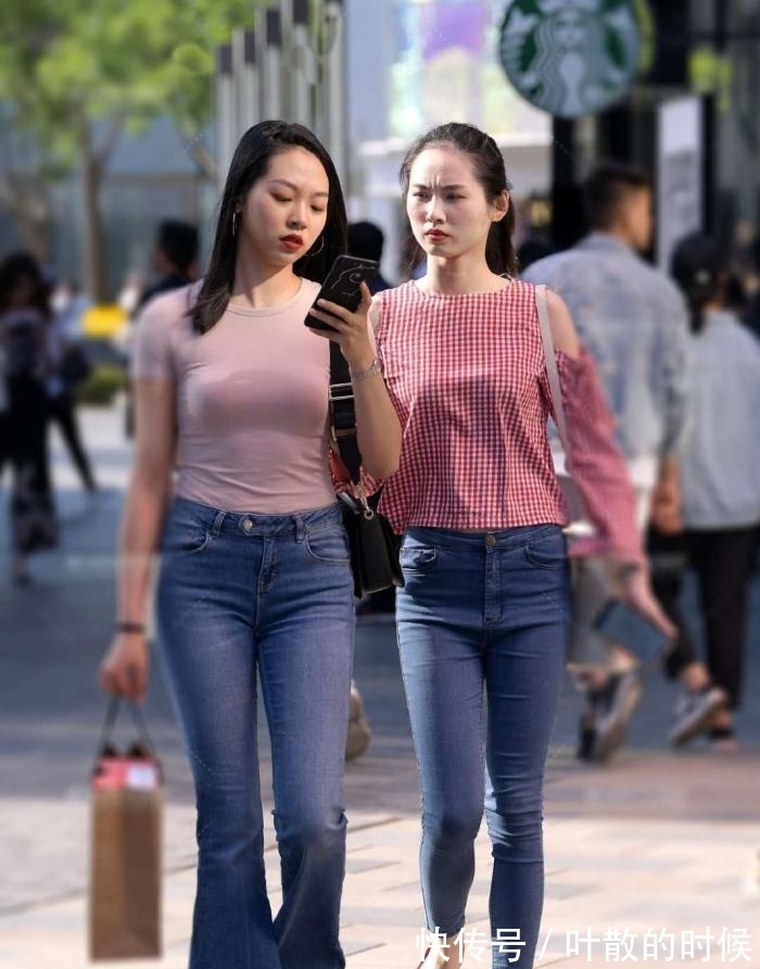 牛仔裤|如何轻松玩转逛街穿搭？粉色紧身T恤+阔腿牛仔裤，高级感说来就来