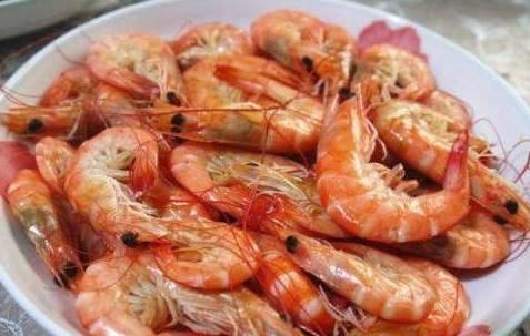 白水煮虾，放食盐还是白醋？大厨：都不对，这样做虾肉鲜嫩无腥味