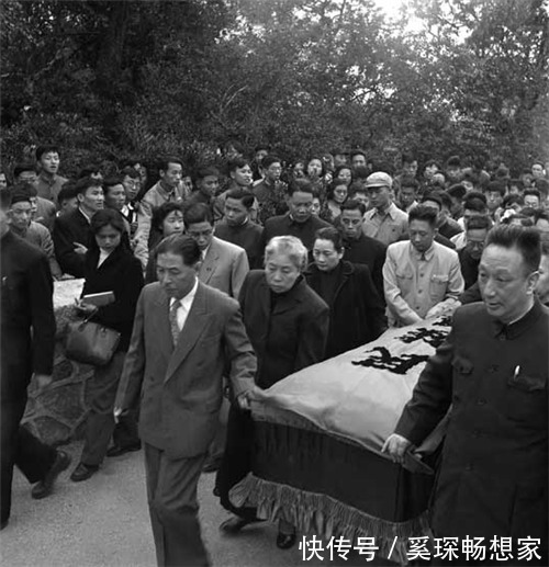 鲁迅!鲁迅葬礼出殡现场16位大人物抬棺,国母扶棺,送行队伍长几十里