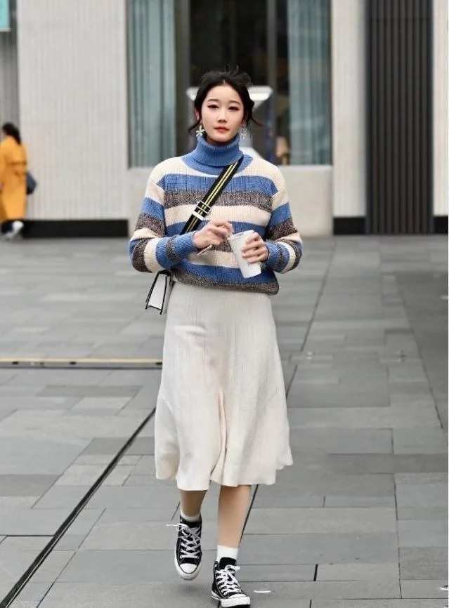 街拍:小姐姐灰色背心外面配上深蓝色外套,时尚,洋气