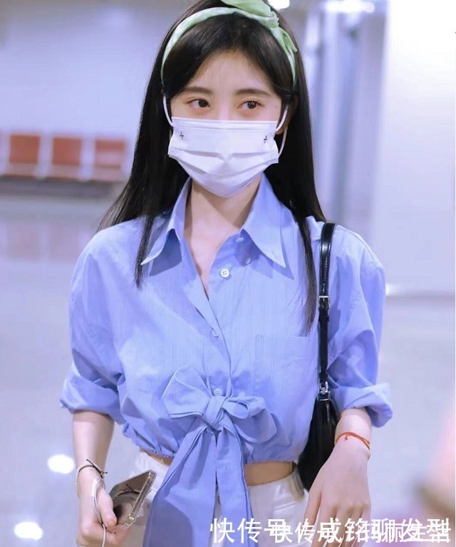 蓝色 今夏流行穿“蓝色”衬衫,清新时尚减龄还显瘦,就连明星都上头