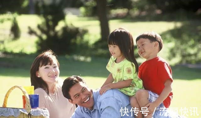 长辈|孩子上下学由谁来接送,反映了家庭不同状态第四种家庭最幸福