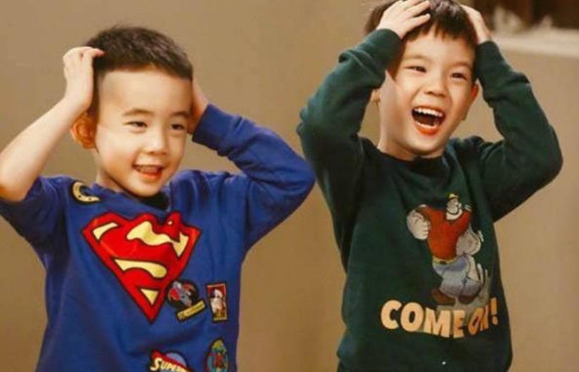 嗯哼看不惯陈小春吃饭坐姿,陈小春:我们穷人家,太子你回房吃吧