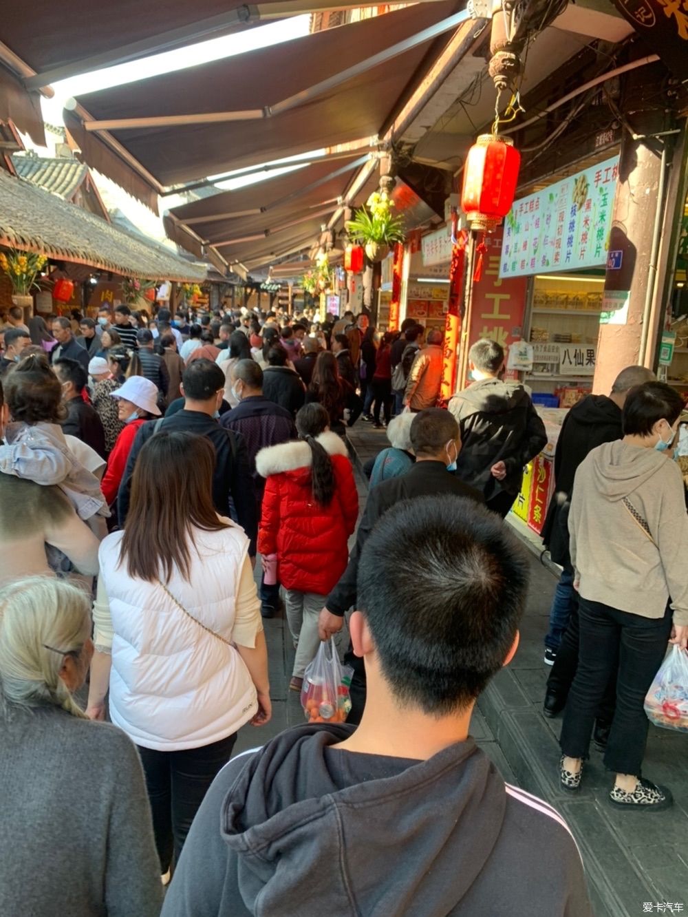 太阳出来了,成都人也在古镇、河边、草坪打挤