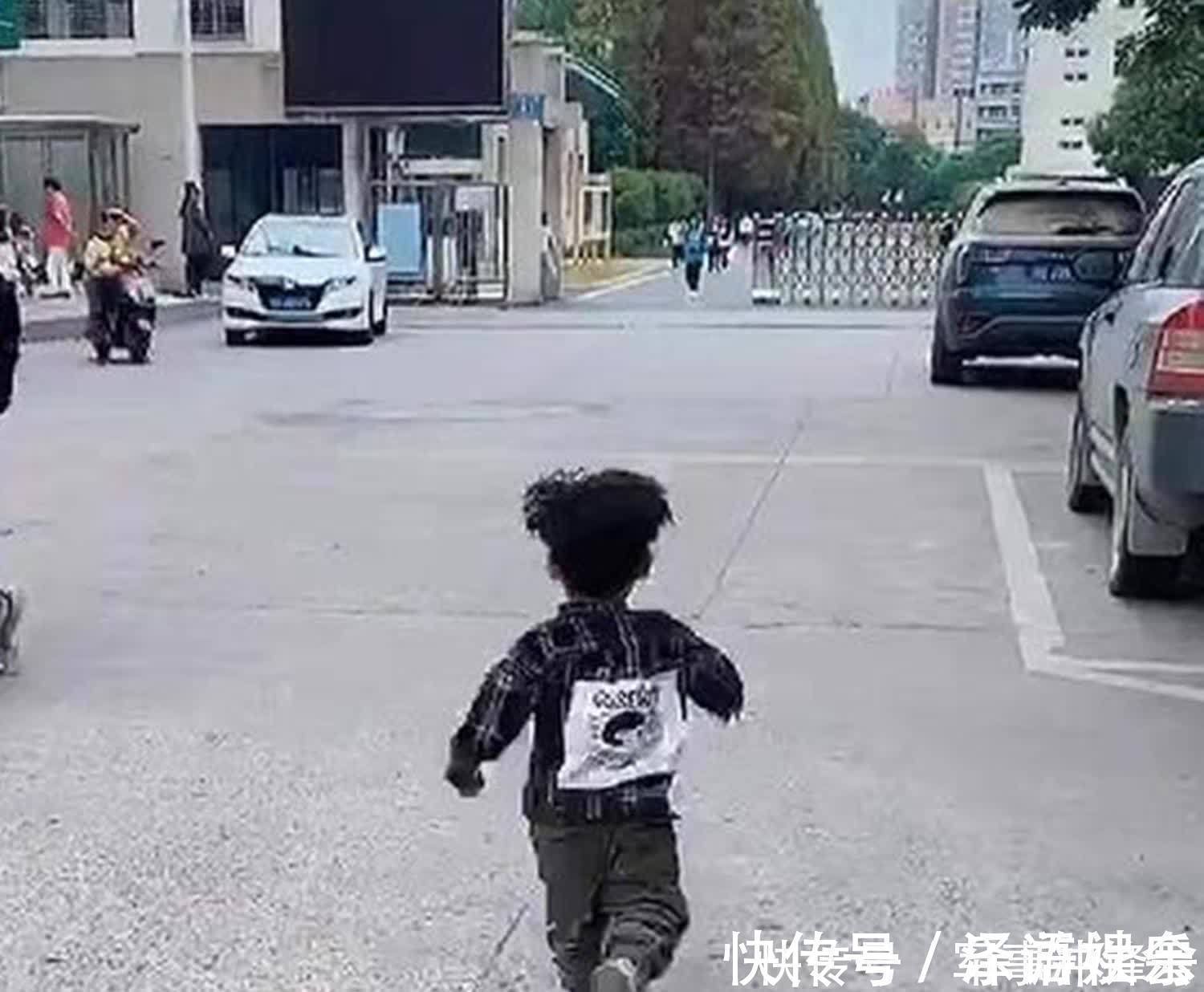 棒棒糖|弟弟去接姐姐放学回家,姐姐却绕路“消失”,结果却很暖心