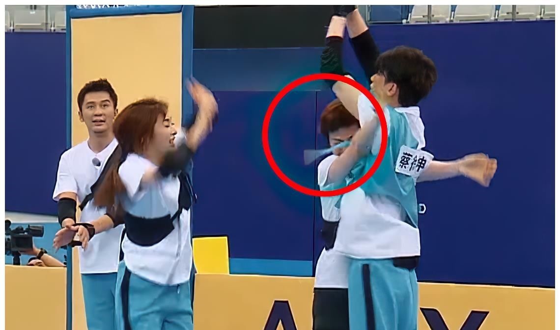 蔡徐坤打篮球衣服让女嘉宾扯坏,名牌秒被撕掉,录节目像进了盘丝洞