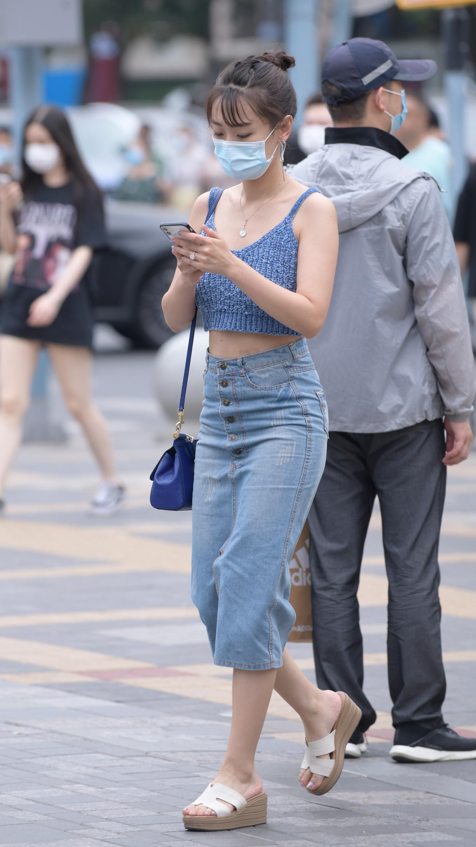 美女 美女用毛衣吊带背心搭配牛仔裙,展现窈窕身姿,做个时髦精