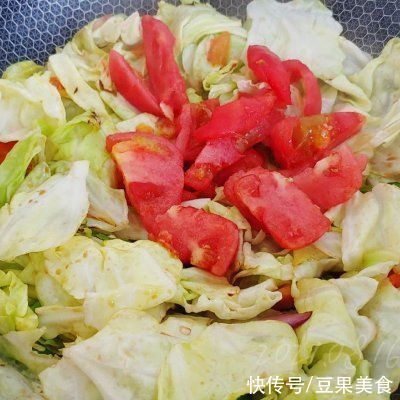 保留|餐桌上的保留项目酸柿辣椒爆甘蓝，隔段时间就做一次