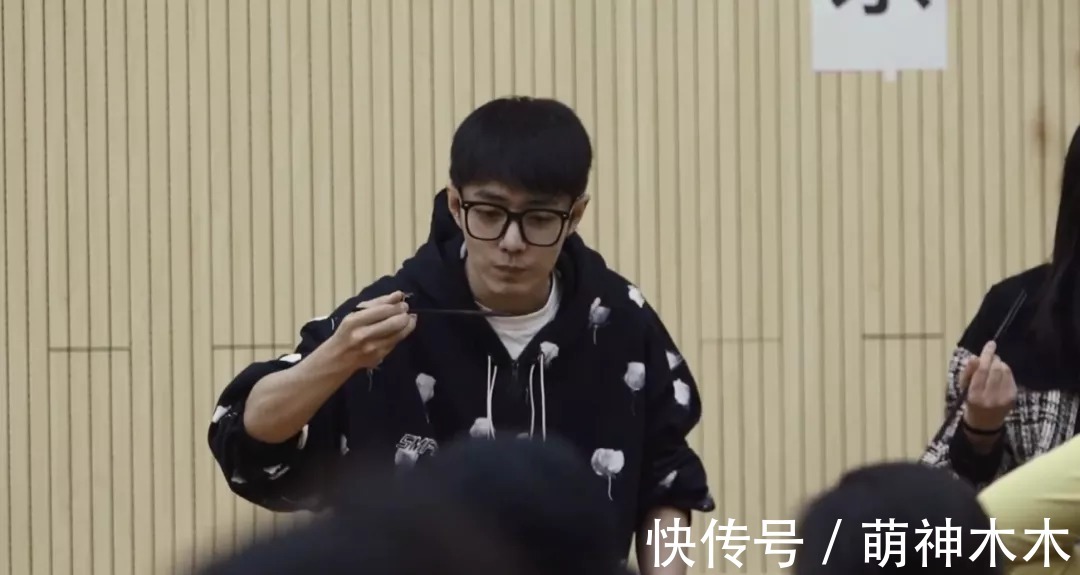 肖战|《如梦之梦》排练花絮曝光,肖战热心为同事拍背,认真学抱娃姿势