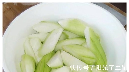 丝瓜|夏天丝瓜最好吃的吃法,鲜嫩爽滑,连吃几天也不腻,清热解暑!