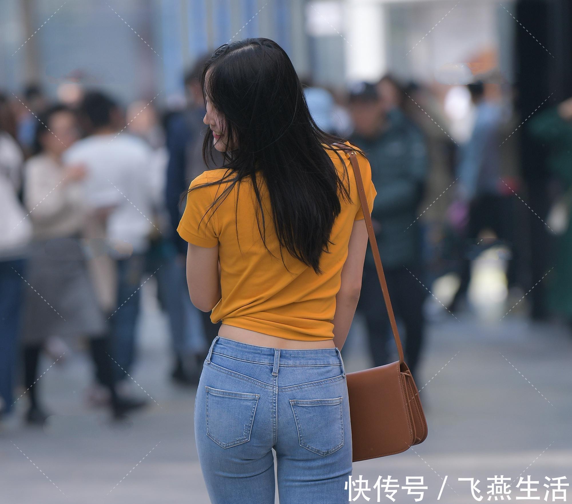 浅色|橘黄色修身短T搭配浅色牛仔裤,青春活泼,满满的校园风
