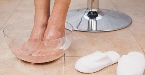 足部|热水泡脚好处多多,若不注意6个后果,反而会伤害身体