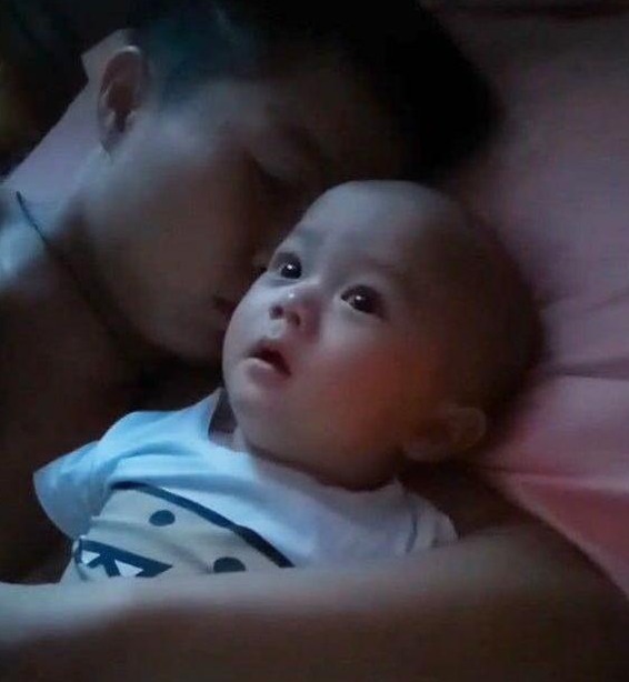 爸爸|爸爸哄宝宝睡觉,妈妈不放心回去查看,推门一看妈妈直接过去一脚