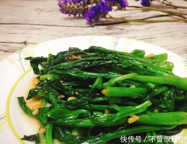 知道怎样把青菜炒得翠嫩不发黄? 牢记这几点就行了