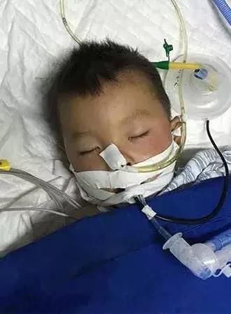 男孩电梯里放屁，好心男子让宝爸带孩子看医生，事后宝爸登门道谢