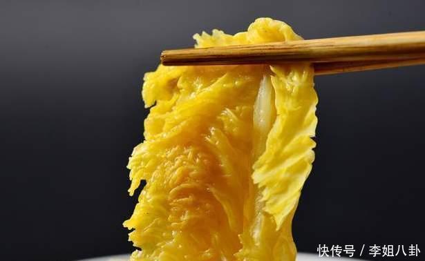 腌酸菜,别只知道加盐,牢记2个要点,坛子不生花,酸菜更酸脆