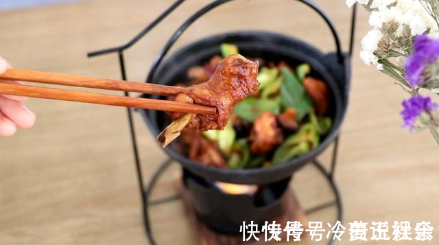 香菇|黄焖鸡别再出去吃了，在家就能轻松学会，就着汤汁可以吃一大碗饭