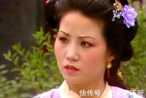 王夫人!红楼梦中养育了探春和贾环的赵姨娘,为何在贾府生活得那么委屈?