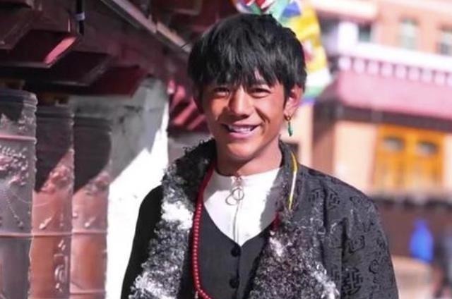 选秀节目|丁真所在国企拒绝他参加选秀和综艺,他的爆红是偶像文化的反噬