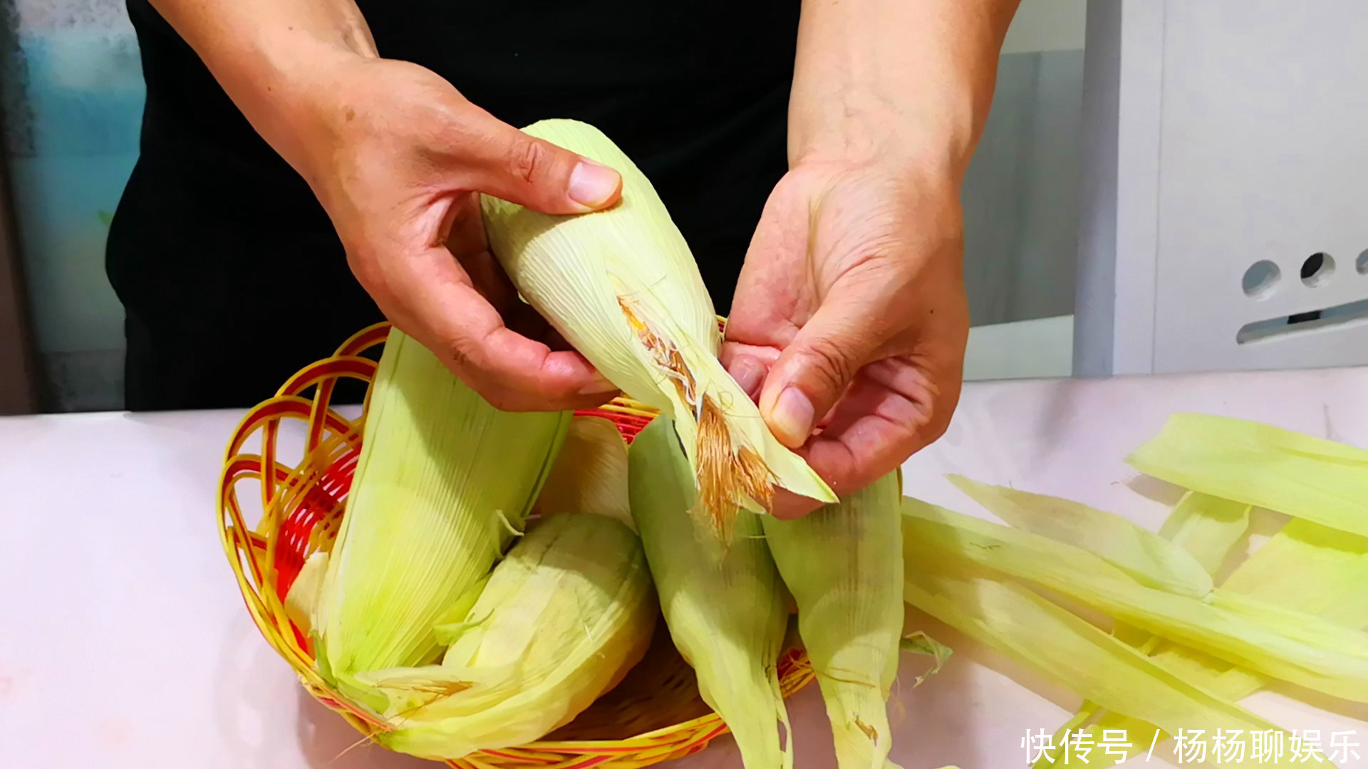 清水|煮玉米时，不要只用清水煮，多加这2样，煮出来的玉米软糯又香甜