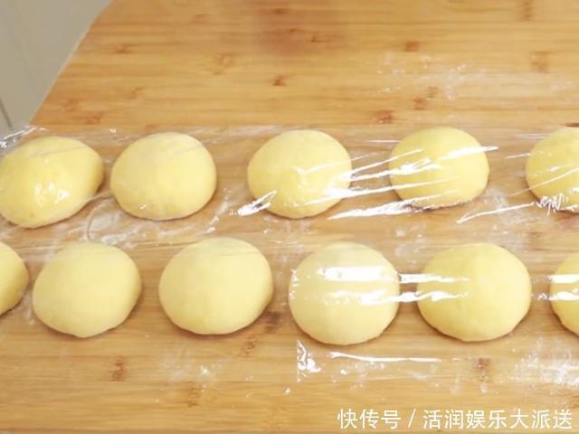 玉米|玉米面菜团子这样做才好吃，从和面到调馅详细讲解，全家人抢着吃