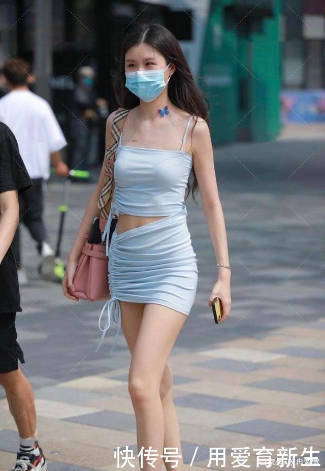 浅蓝色套装裙搭配粉红色运动鞋，青春靓丽，活泼可爱