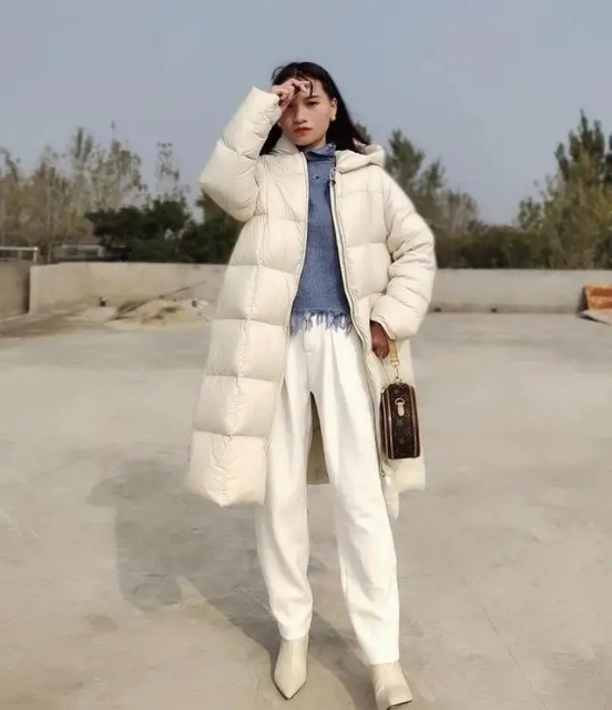 今年冬天,更流行穿中长款羽绒服,配对这5种“下装”,温暖显瘦