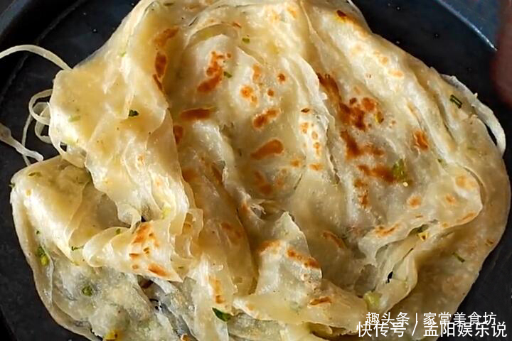 小窍门|烙饼时,很多人都忽略这一步,难怪大饼不鼓起没层次还很硬