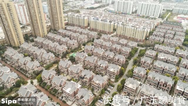 电梯|朋友冲动买下老旧二手房，住了半年就后悔，他总结了“3个缺点”