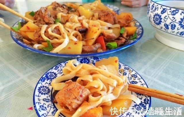 鸡汤|一家三口人的午餐，一盘饭一盘汤，全家人都吃香了