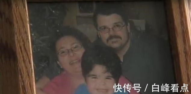 希洛|现实美人鱼女孩:没有双腿长了“人鱼尾”,却从未停止摇摆尾巴