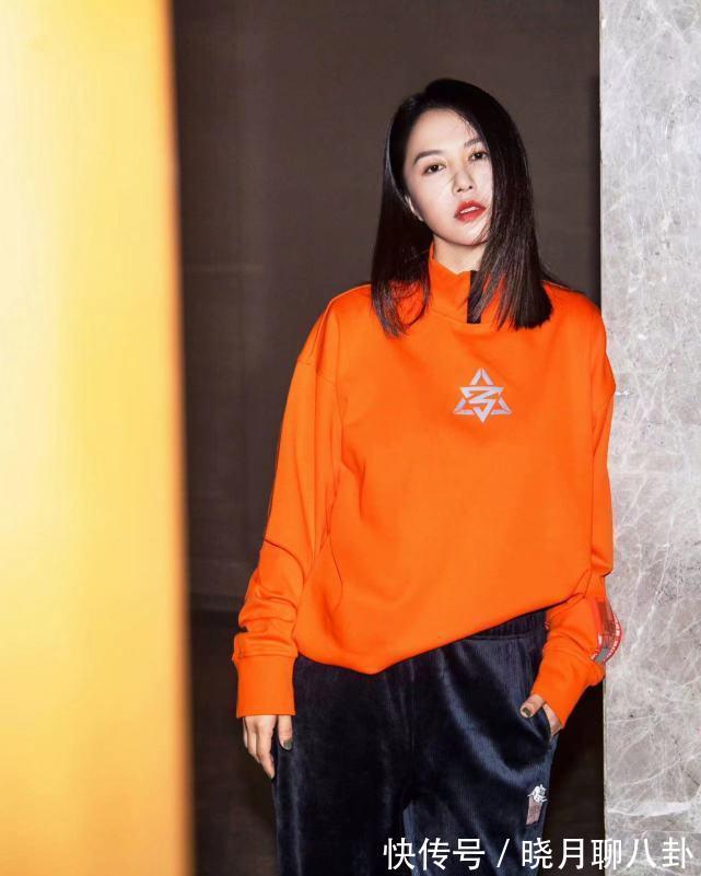 小白鞋 橘色系上衣搭配小白鞋,冬天穿挺合适,显白还有气质