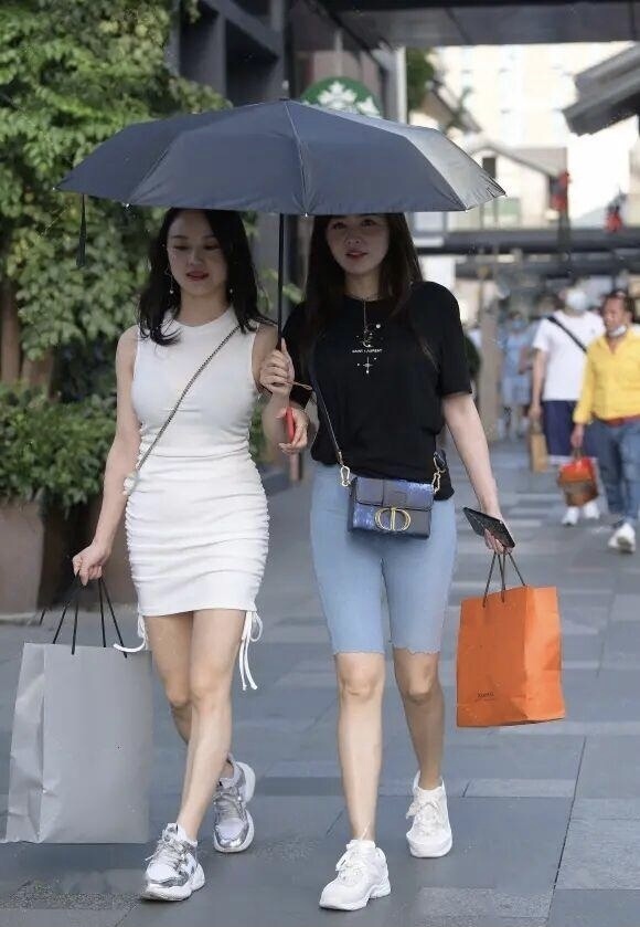 美女 穿短裤不习惯直接换风格,“五分裤”时髦又显高,让你很难拒绝