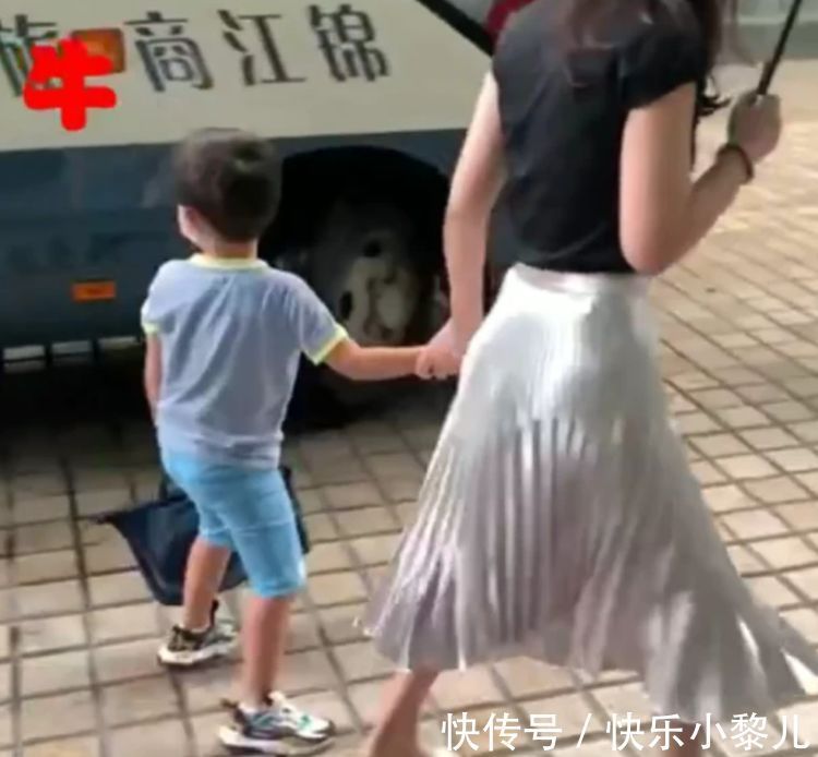 校车|“宁坐校车不坐保时捷”，小学生被赞三观正，妈妈做法是反面教材